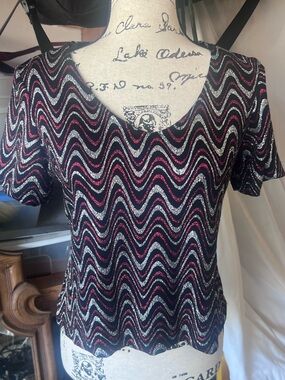 dressbarn Y2K Black, Red & Silver Wavy Shimmer Short Sleeve Top